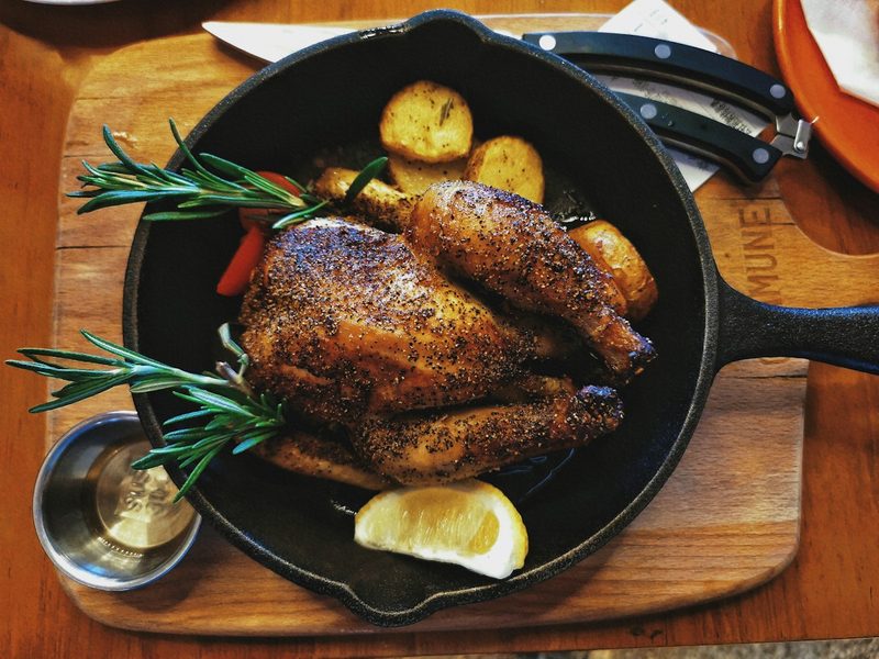 Ayam bakar dengan kentang dan rosemary