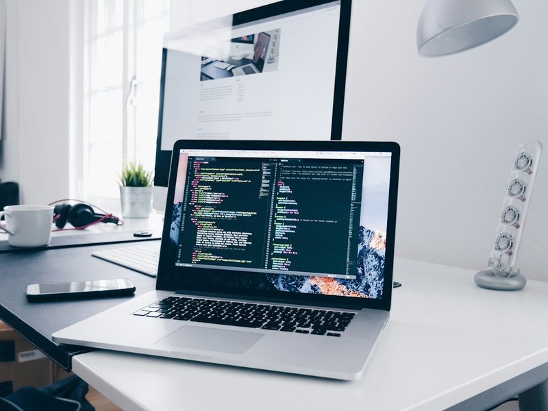 Laptop yang menampilkan kode untuk pengembangan website