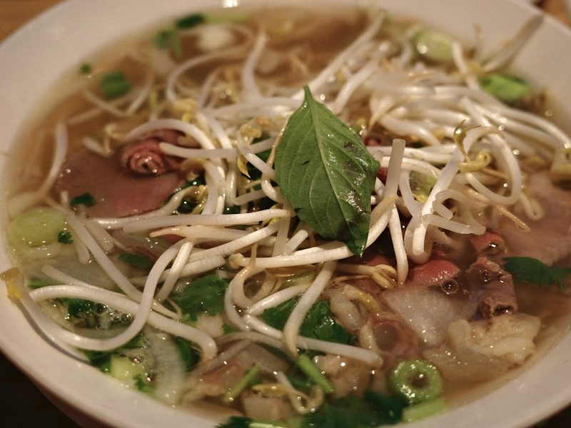 Semangkuk mie berkuah dengan daging dan sayuran